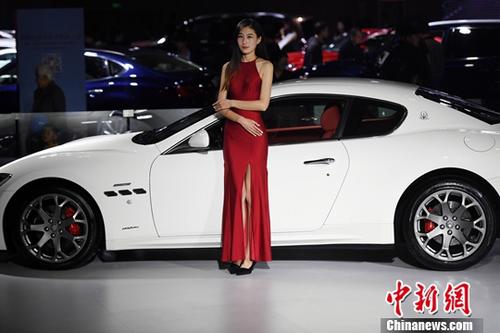 11月9日，2017第14屆中國西南（昆明）國際汽車博覽會在昆明滇池國際會展中心開展，市民欣賞了一場汽車盛宴。會展現(xiàn)場還展出了新能源汽車及機(jī)車。<a target='_blank' href='http://www.chinanews.com/'>中新社</a>記者李進(jìn)紅攝