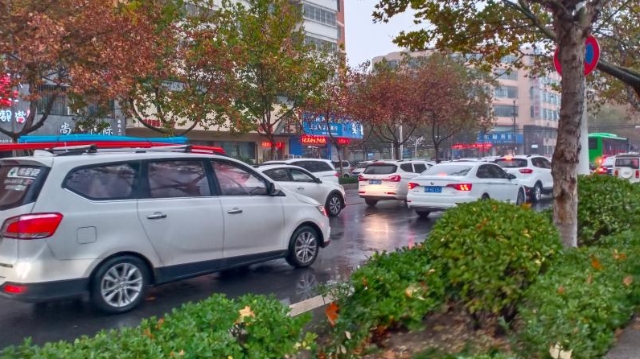 雨中道路擁堵，市民可繞行！