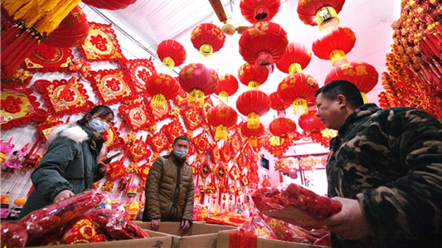 新年到！紅燈籠對(duì)聯(lián)市場(chǎng)俏