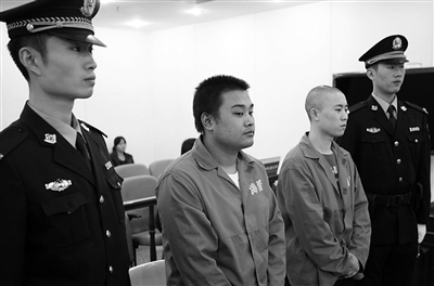 吳澤西（光頭者）與雷雨聲在庭上受審。通訊員 李森 攝