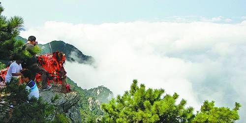  廬山云霧變幻莫測，常常轉(zhuǎn)瞬間便換了模樣。